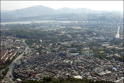 서울타워 전망대에서 바라본 서울 용산구 미군부대. 